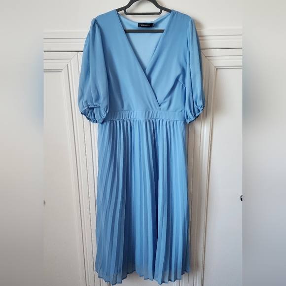 Merokeety Wrap V-Neck Short Sleeve Pleated Midi Dress - Picture 2 of 4